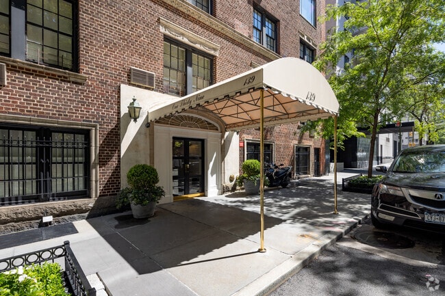 Entrance - 139 E 66th St