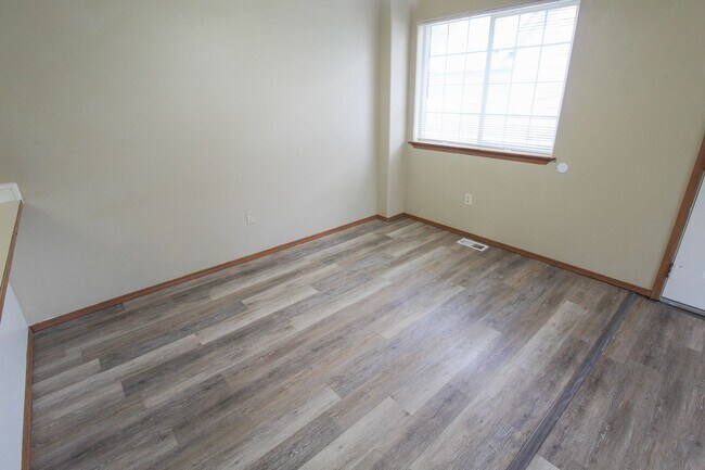 Building Photo - 407 E 8th Ave