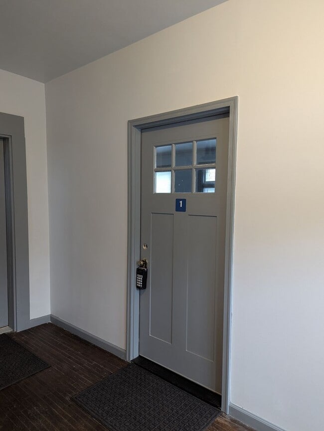 Building Photo - 473 Walnut St