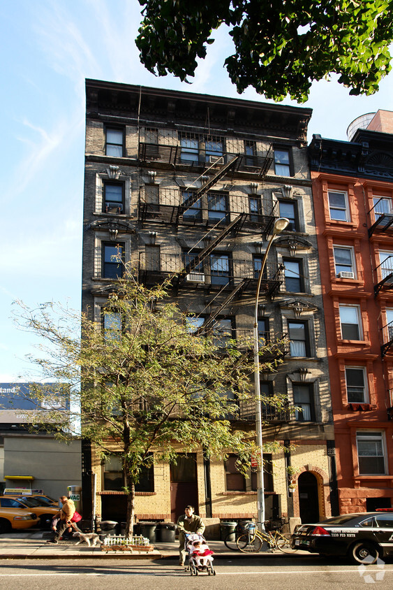 Building Photo - 453 W 36th St