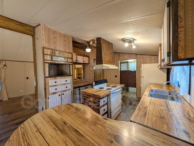 Building Photo - 6511 Blue Springs Rd