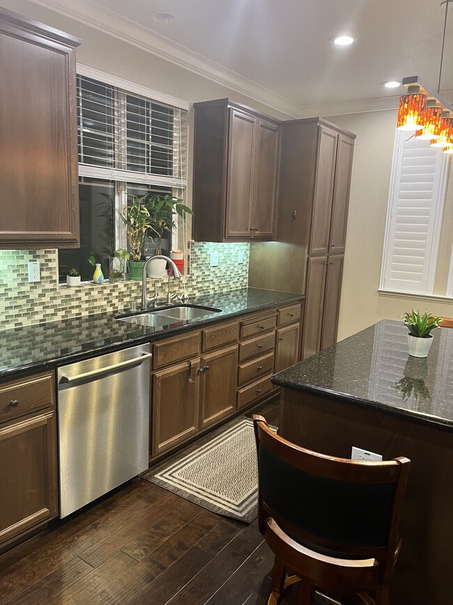 Building Photo - 590 Selby Lane