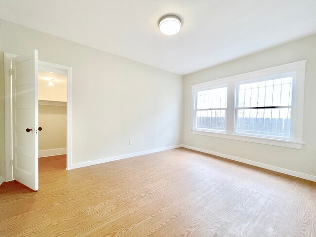 Building Photo - 923 W 41st St