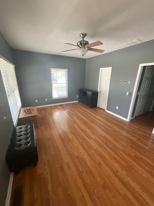 Foto del edificio - ****AVAILABLE AUGUST 2027**** Large 3 bed, 3 bath House with fenced yard