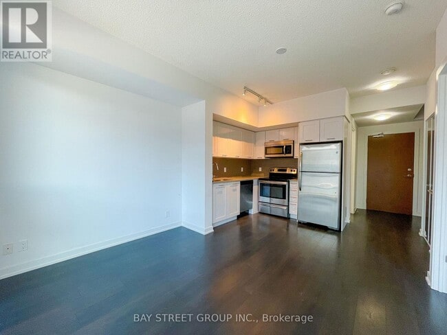 Building Photo - 2212 Lake Shore Blvd W