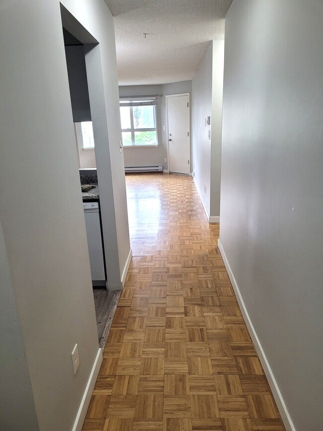 Building Photo - 921 Thurlow St