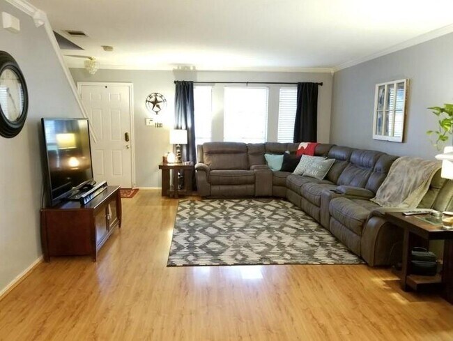 Building Photo - 1805 Hollow Tree Blvd