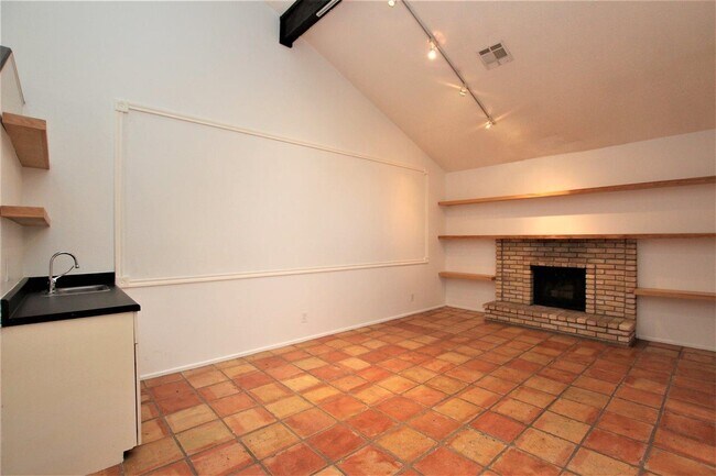Building Photo - 113 Lindenwood Dr