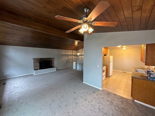 Foto del edificio - Charming 3 Bed 2 Bath Home with 2-Car Garage in Maple Leaf