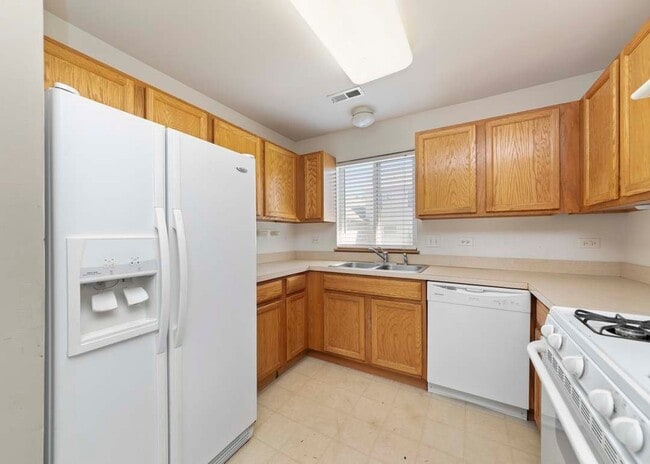 Building Photo - 2611 Canyon Dr