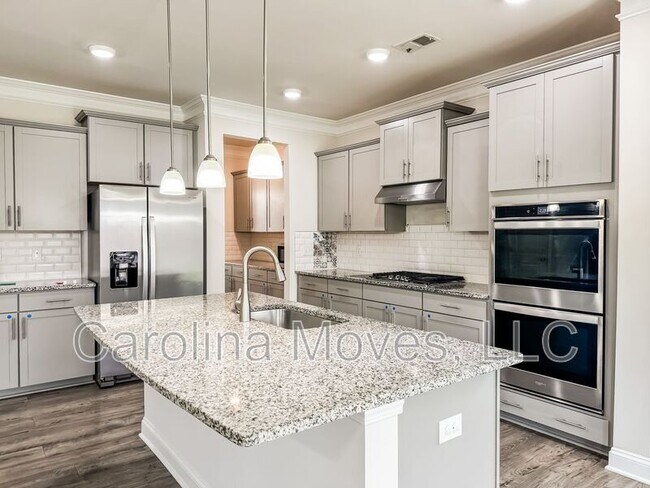 Building Photo - 400 Raleighwood Ln
