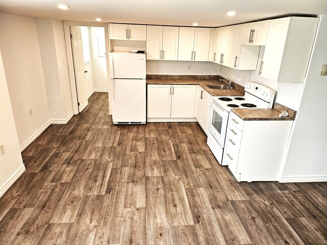 Building Photo - 8 Wellington St