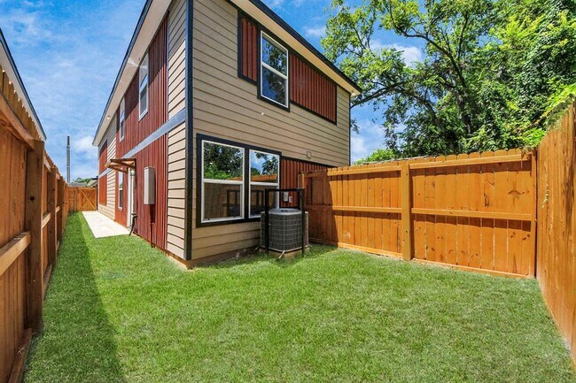 Building Photo - 2322 Wavell St