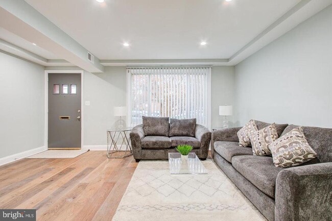 Building Photo - 1626 Kenwood Ave