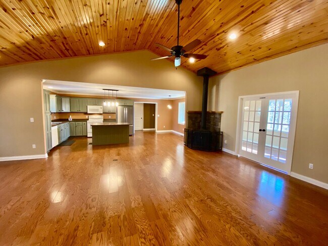 Foto del edificio - 5 bedroom - 3 bath Farm House  - 251 Woodview