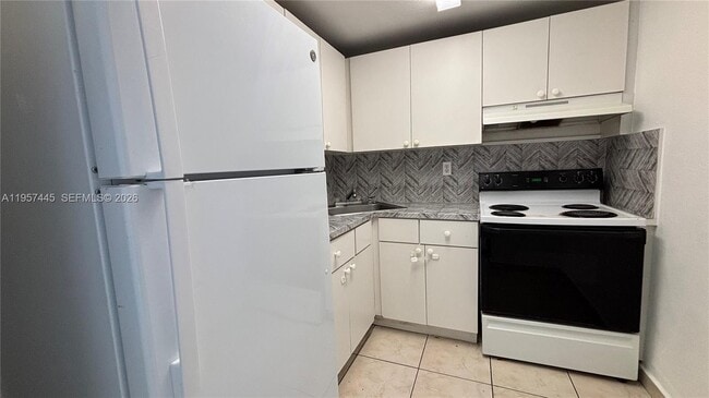 Building Photo - 666 W 81st St