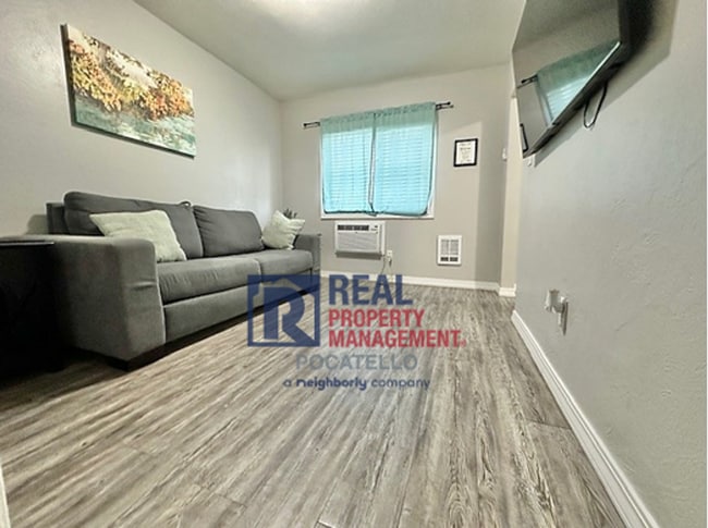 Building Photo - 1 bed 1 bath single family home - small dog negotiable