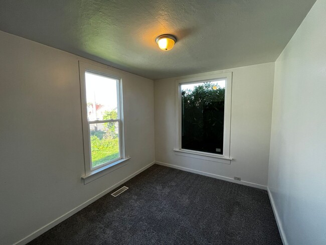 Building Photo - $1,000 off First Month's Rent!! Walk to PS...