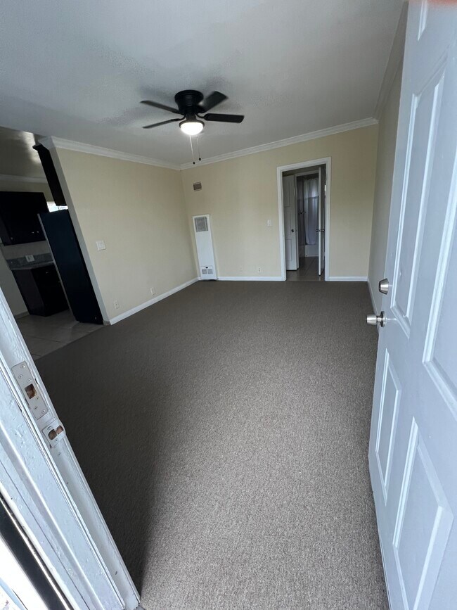 Entrance/living room - 979 N El Centro Ave
