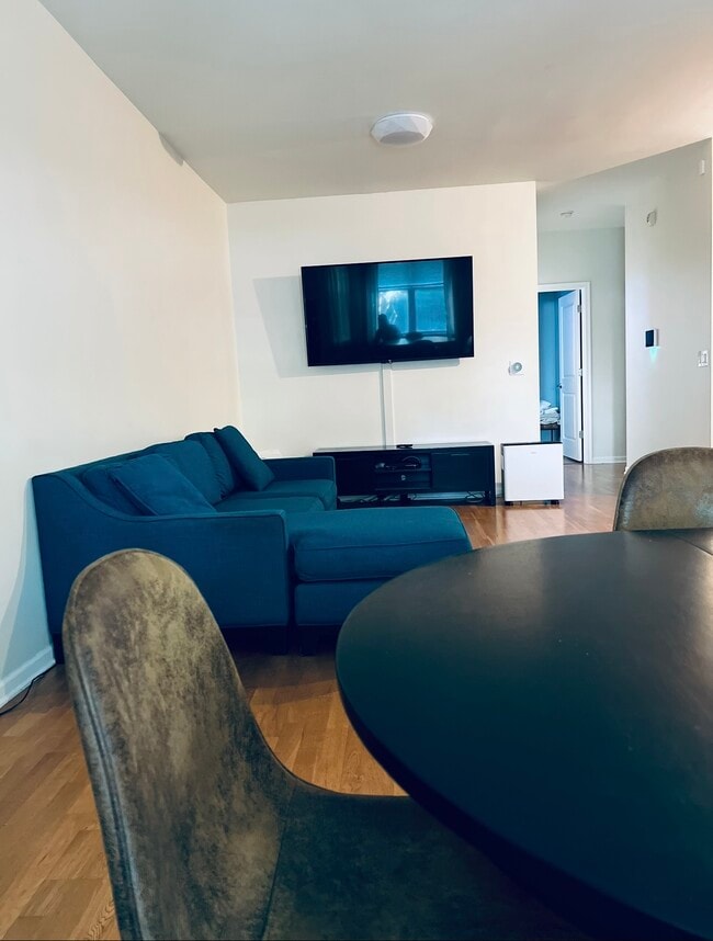 Building Photo - 4057 S Lake Park Ave