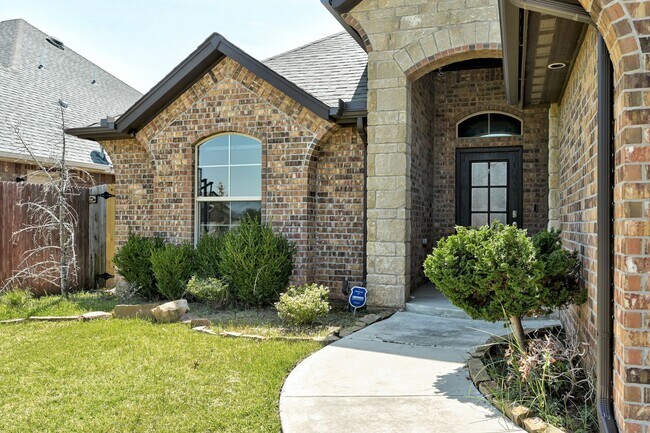 Foto del edificio - Stunning 4-Bedroom Home with 3-Car Garage ...