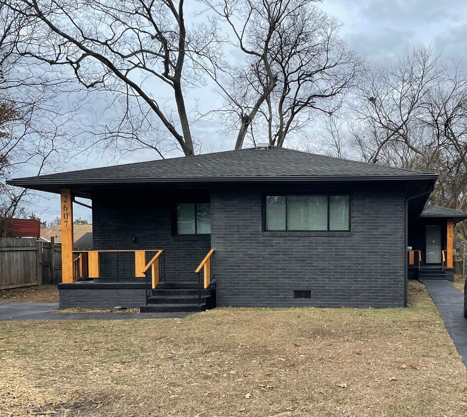 Foto principal - 2607 E 5th St