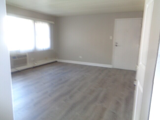 Building Photo - 10917 S Lloyd Dr