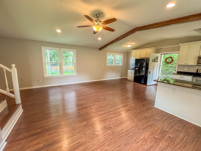 Building Photo - 404 McElhaney Rd