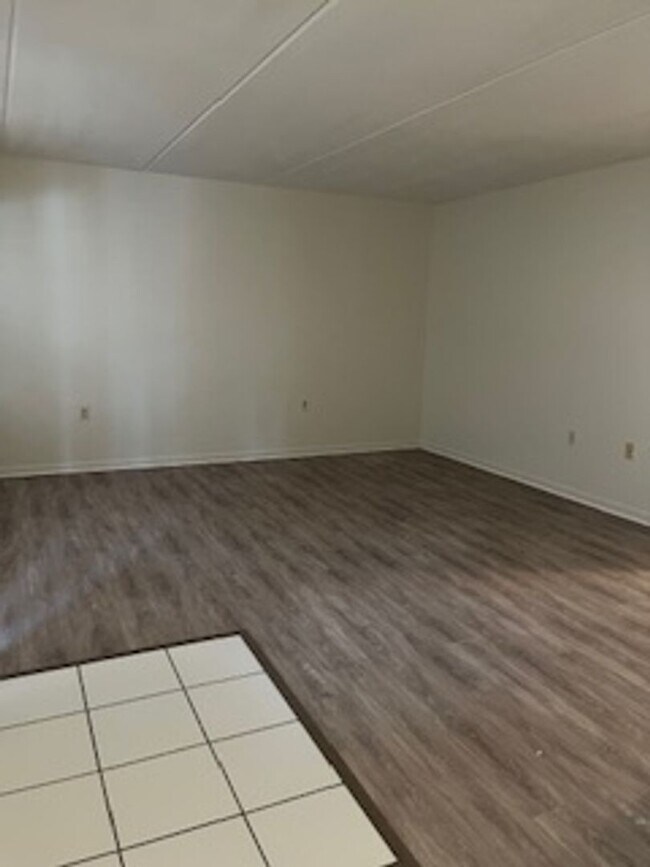 Building Photo - Charming 2 Bedroom 1 bath unit at Habana P...