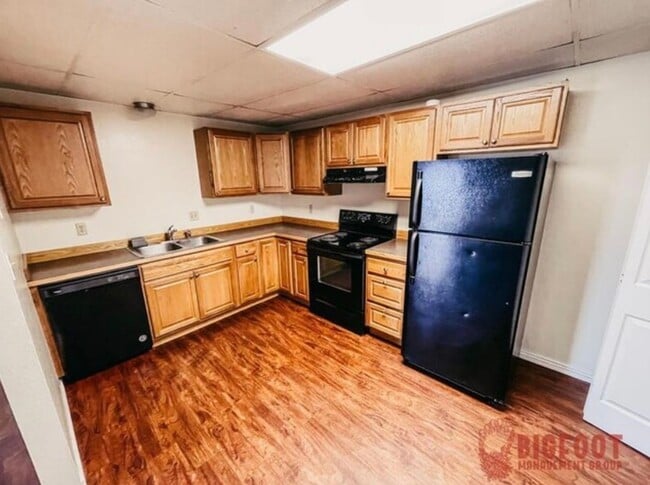 Building Photo - Pet Friendly 2 Bedroom/ 1 bath Westside Location With Balcony!