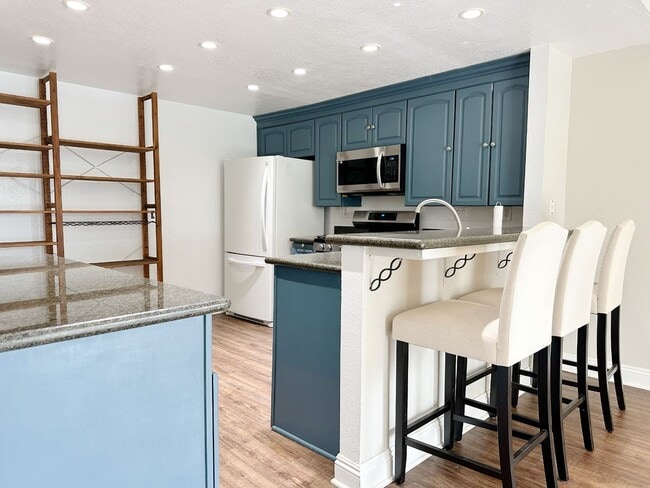 Foto del edificio - Spacious Single-Level Attached Home w/ Yard