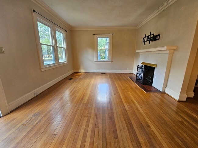 Photo - LARCHMONT House