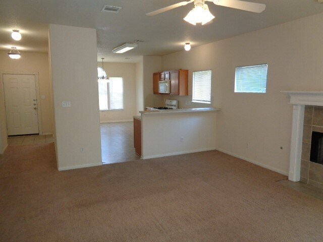 Building Photo - 205 Maple Ln