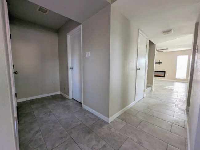 Building Photo - 1644 Lomaland Dr