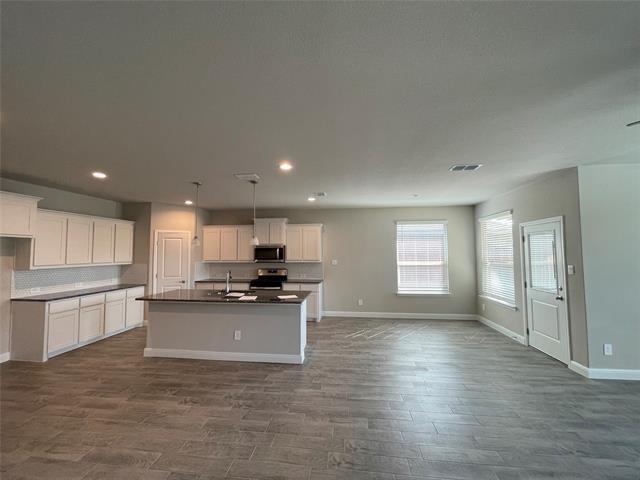 Foto del edificio - 15541 Balham Pass