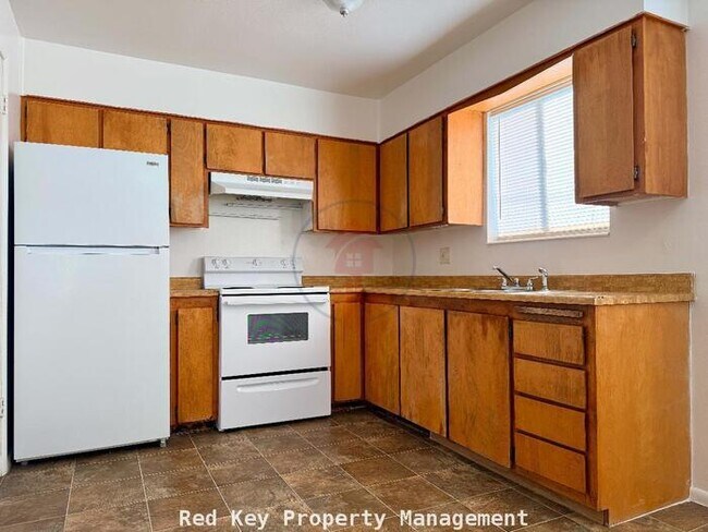 Building Photo - Noble Rd. Duplex