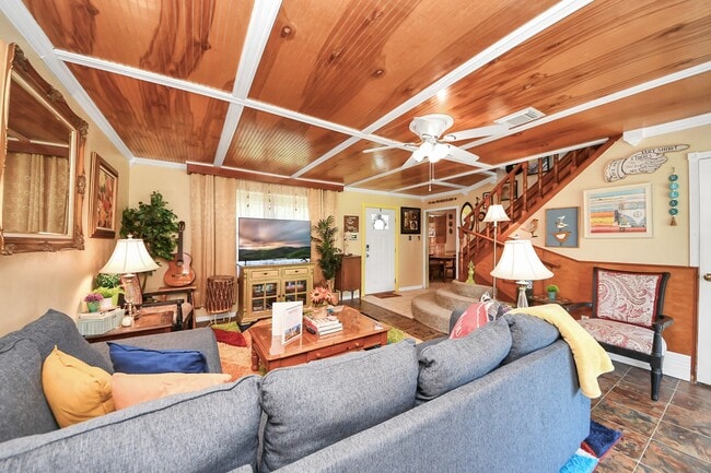 Building Photo - 17018 Water Oak Dr