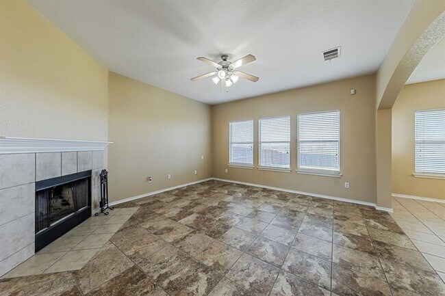 Foto del edificio - 3-Bedroom Home Available in Manor
