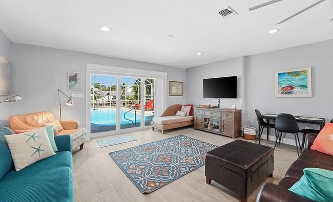 Building Photo - 4836 Esplanade St