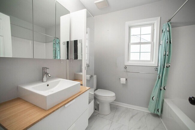 Building Photo - Spacious 3 Bed / 2 Bath with Large Back De...