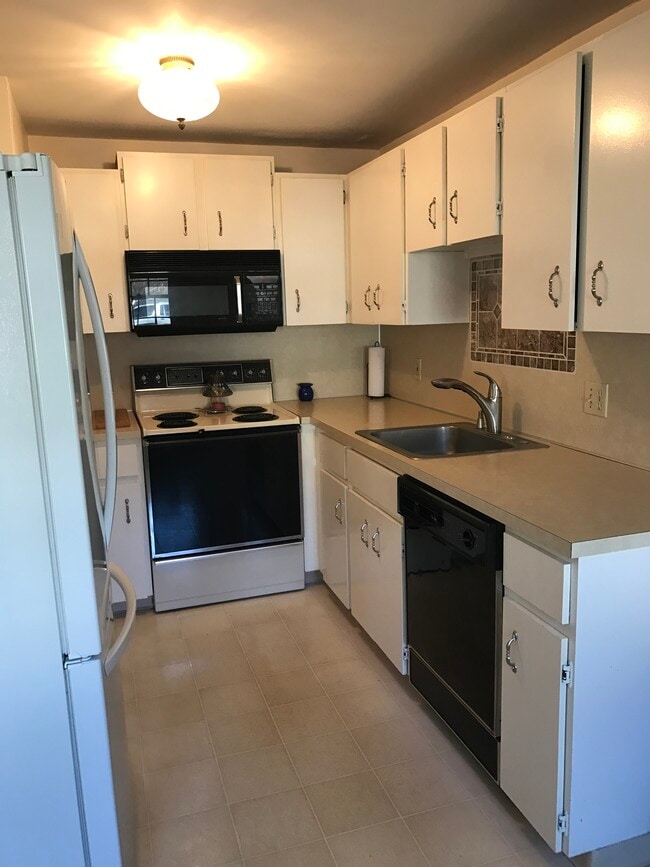 Fridge, stove, and dishwasher have been updated since this photo-- new photos coming soon! - 522 Twin Lakes Dr