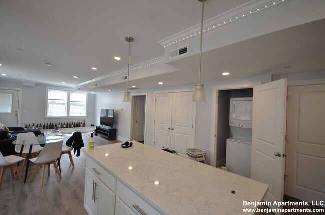 Building Photo - 124 Kenrick St