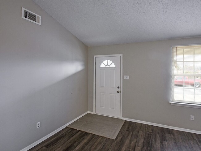 Building Photo - UPDATED 3 beds, 2 baths on cul de sac.