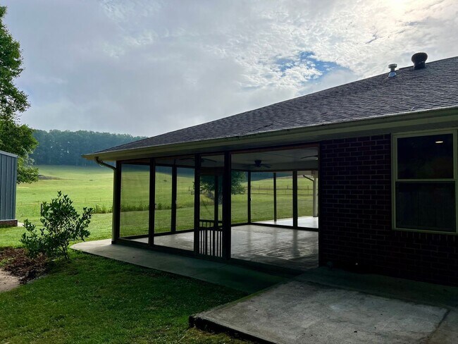 Building Photo - Spacious 4 bedroom house in the heart of H...