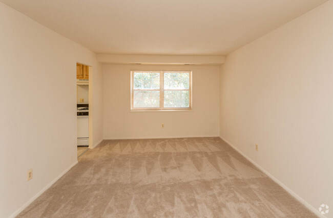 2BR, 1BA _ 893 SF - Hyde Park Apartments