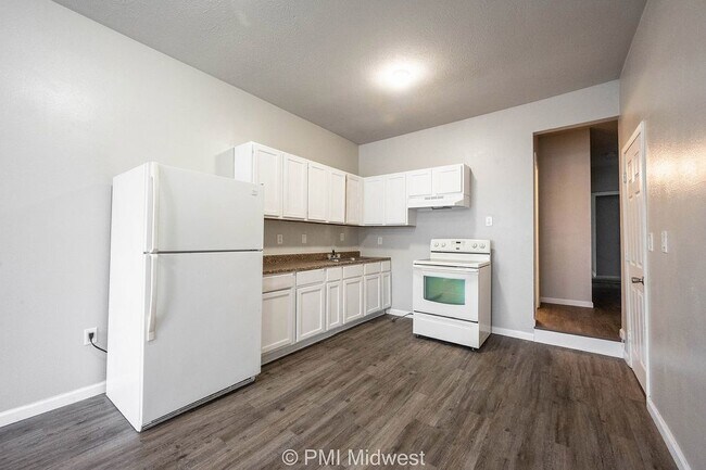 Building Photo - "Charming 2-Bedroom Retreat in Indianapoli...
