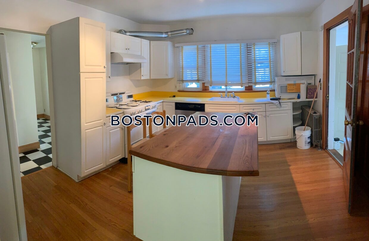 660 S Franklin St. Room for Rent in Holbrook, MA
