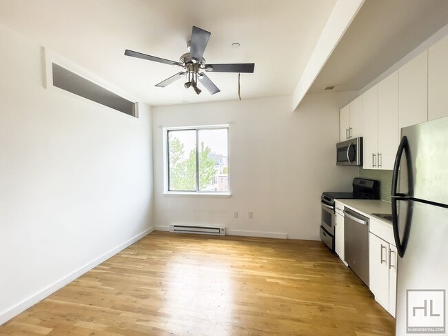 Foto del edificio - Sunlit Bushwick 2-Bed Plus a 3rd Room / Pr...