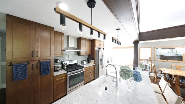 Building Photo - 3 Bed 3 Bath - Upgrades Throughout - Matur...