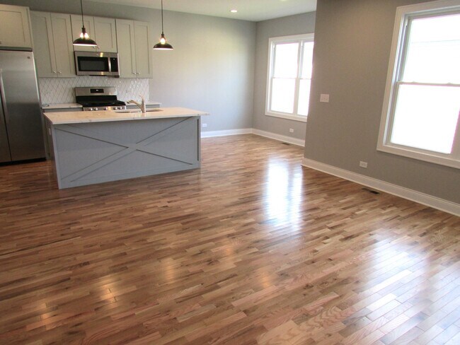 Building Photo - 994 Center Dr